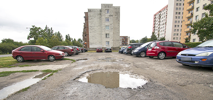 Teraz są tu dziury, błoto i parkowanie na trawie. Miasto rozbuduje parking przy wieżowcach na Kościuszki
