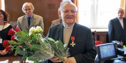 Prezydent RP odznaczy� ks. dr Mieczys�awa J�zefczyka Krzy�em Kawalerskim Orderu Odrodzenia Polski