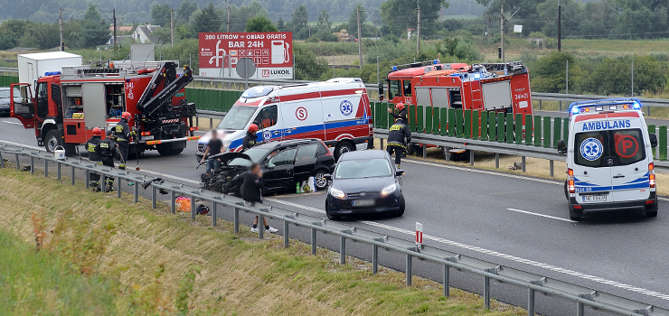 Wypadek na S7. Osobwka wpada w polizg na rozlanym oleju i uderzya w barier energochonn