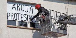 Elbl�scy stra�acy rozpocz�li strajk. Domagaj� si� podwy�ek i dodatk�w za nadgodziny