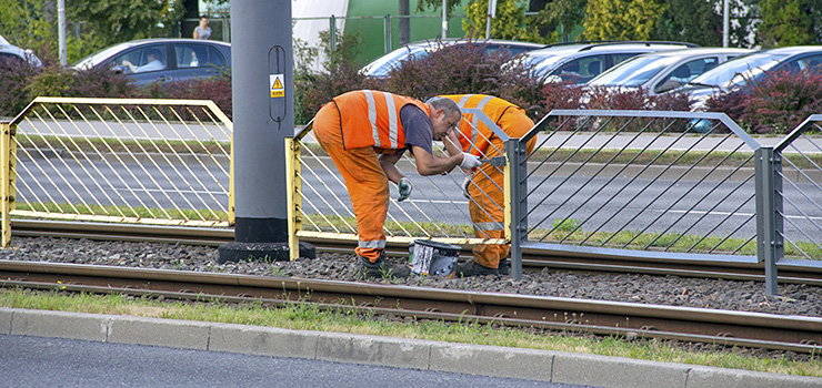 Żółty ustąpi miejsca szarości. Na ulicy Płk. Dąbka tramwajowe barierki zmieniają kolorystykę