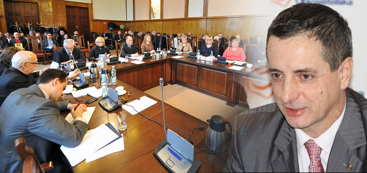 Dlaczego Jerzy Wcisła podczas sesji nadzwyczajnej wspomniał o samorozwiązaniu się Rady Miasta?