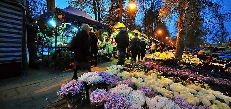 Handel w okresie Święta Wszystkich Świętych. Miasto udostępnia miejsca przy cm. Agrykola