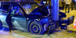 Kr�lewiecka: volkswagen wbi� si� w s�up. Jedna osoba w szpitalu, kierowca pijany!