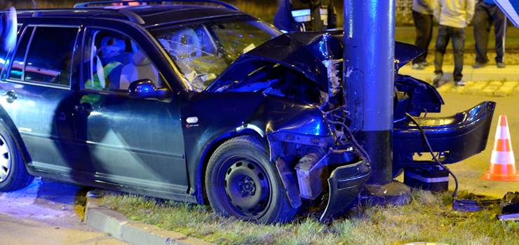 Królewiecka: volkswagen wbił się w słup. Jedna osoba w szpitalu, kierowca pijany!