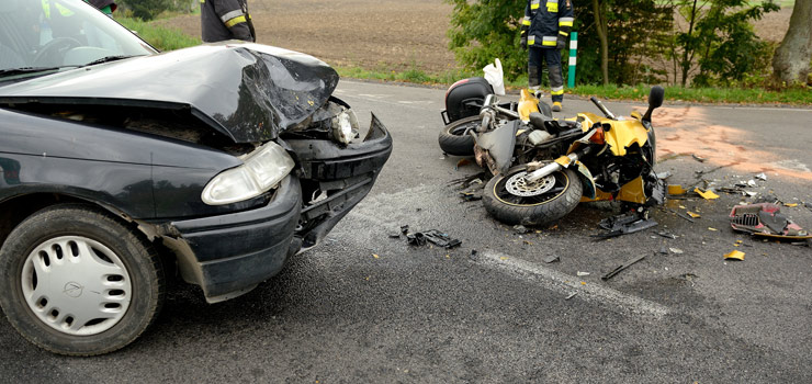 Wypadek na drodze nr 22: czołowe zderzenie motocykla z osobówką. Jedna osoba ranna
