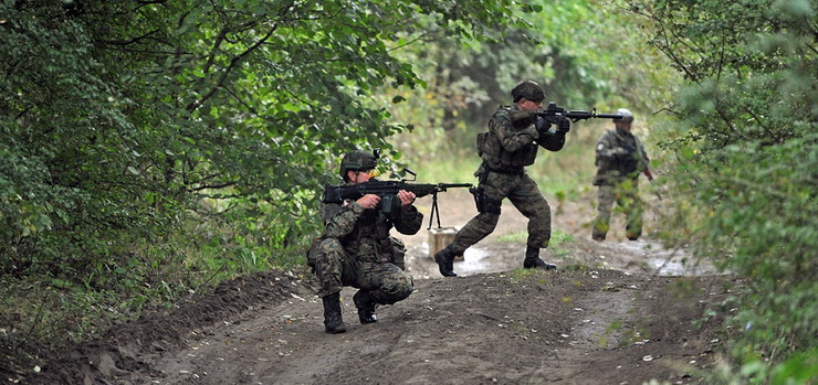 Modrzewina zamieniła się w pole bitwy – zobacz zdjęcia