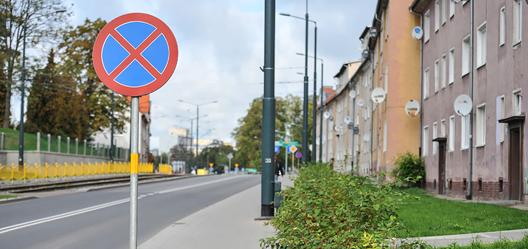 Ani przed domem ani od podwórka. Na Browarnej autem się nie zatrzymasz. Mieszańcy apelują o zatoki postojowe