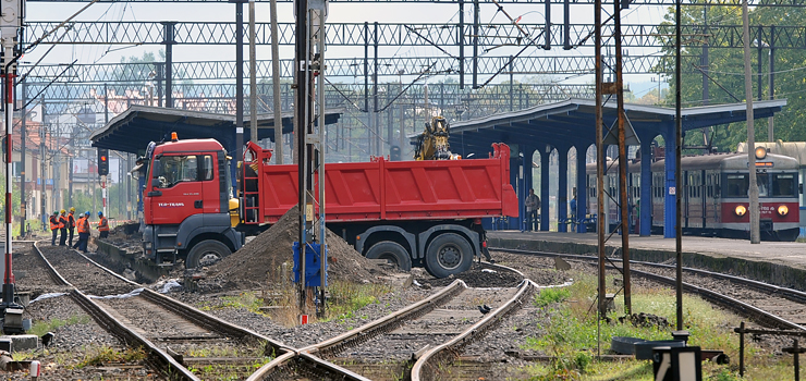 Nowa, równa nawierzchnia i ścieżka dla niewidomych. Kolejowe perony na elbląskim dworcu zmieniają się na lepsze