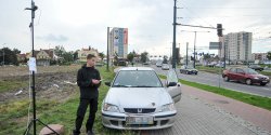 Co to za akcja? Wyposa�eni w kamery i notesy, przez ca�� dob� licz� je�d��ce po Elbl�gu samochody