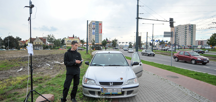 Co to za akcja? Wyposażeni w kamery i notesy, przez całą dobę liczą jeżdżące po Elblągu samochody