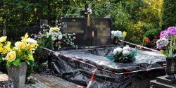 Zniszczy� zdj�cia nagrobne i skrad� szcz�tki z grobowca. Czy monitoring na cmentarzu pomo�e policji schwyta� sprawc�?