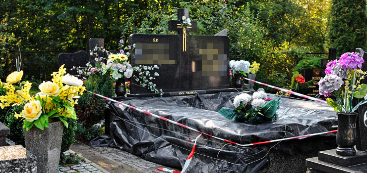 Zniszczył zdjęcia nagrobne i skradł szczątki z grobowca. Czy monitoring na cmentarzu pomoże policji schwytać sprawcę?
