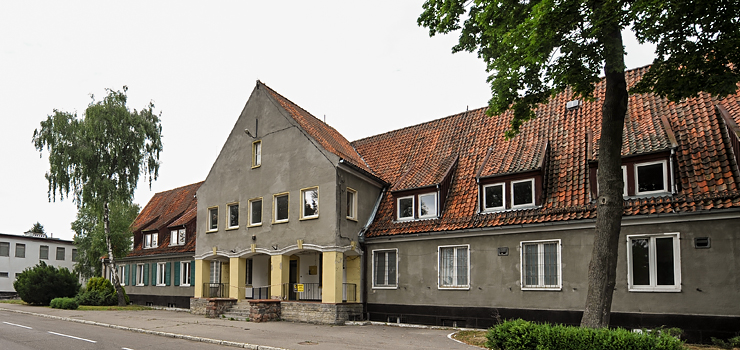 Budynek sztabu wojskowego, magazyny i dawna baza. Wyprzedaży miejskich działek ciąg dalszy