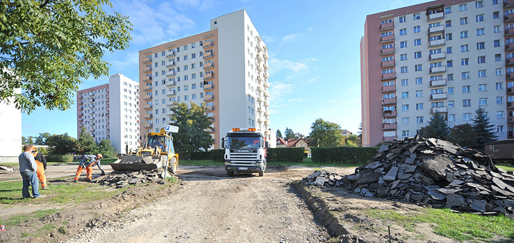 Parking przy wieowcach na Kociuszki bdzie jak nowy. Znikn dziury i parkowanie na trawniku