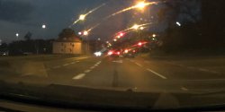 Szalony manewr takswkarza. Omin stojce auto i przejecha skrzyowanie na czerwonym wietle! Zobacz FILM
