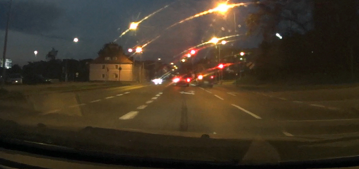 Szalony manewr taksówkarza. Ominął stojące auto i przejechał skrzyżowanie na czerwonym świetle! Zobacz FILM