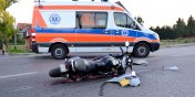 Zderzenie hondy z roverem w Milejewie. Ranny motorowerzysta przewieziony do szpitala