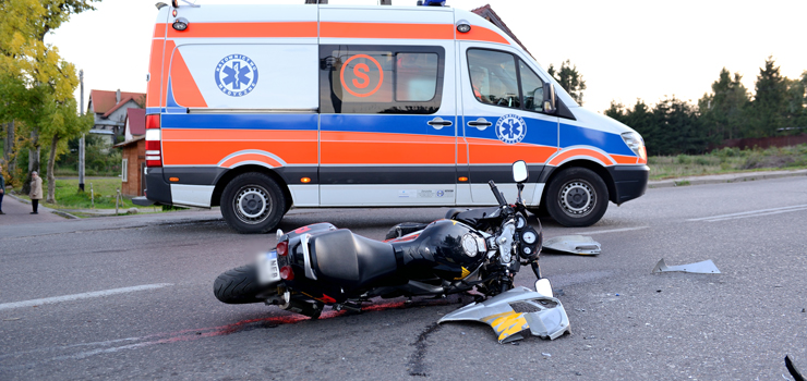 Zderzenie hondy z roverem w Milejewie. Ranny motorowerzysta przewieziony do szpitala