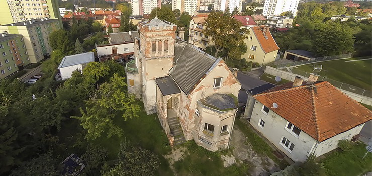 Neogotycki pałacyk z ul. Pułaskiego to ruina. Chętnych do zainwestowania w jego odnowę wciąż brak