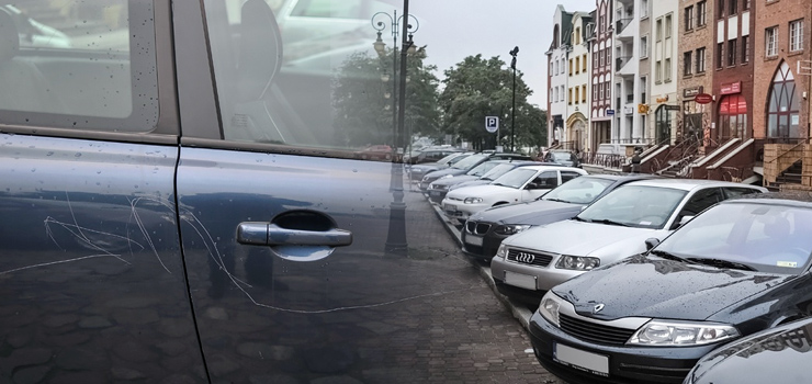 Wandalizm na starówce! Przez jedną noc porysowano kilka pojazdów