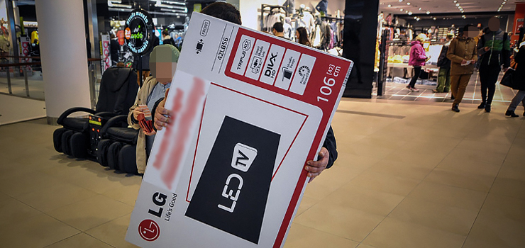 Zamiast pilnować sklepu sam go okradał. Zatrzymali ochroniarza w centrum handlowym