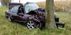 Wypadek w Kazimierzowie: auto uderzy�o w drzewo. Ranny kierowca przewieziony do szpitala