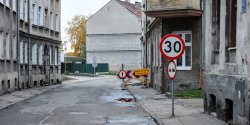 Od wielu lat czeka�a na remont. Ulica Czerniakowska zyska now� asfaltow� nawierzchni�