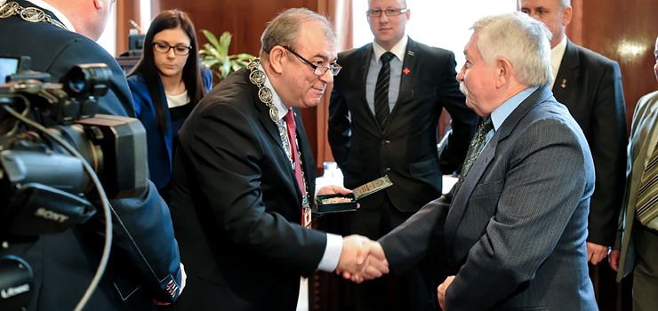 Sesja rozpoczęła się od wręczenia honorowych wyróżnień za zasługi dla Elbląga. Zobacz, kto je otrzymał