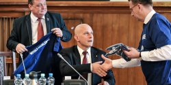 "Chcia�bym, aby Elbl�g by� bez nienawi�ci". Radny rozda� koszulki i namawia� do walki z "hejtem"