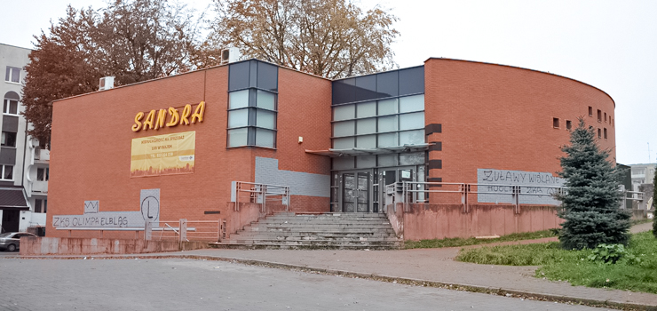 Kiedyś tętniły życiem, dziś niszczeją i świecą pustkami. Jaki los czeka budynki dawnych sklepów "Sandra"?