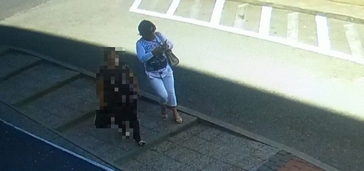 Oszustka nagrała się na osiedlowym monitoringu