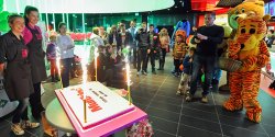 Multikino w Elbl�gu ponownie otwarte. By� czerwony dywan, tort i postaci z bajek - zobacz zdj�cia