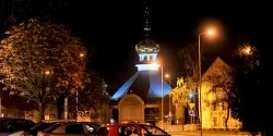 Nowa elblska cerkiew osigna stan surowy. Wieczorem jej zocist kopu rozwietla iluminacja