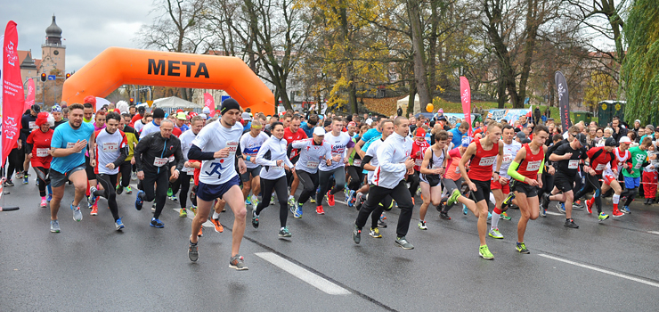 Zobacz zdjęcia z Biegu Niepodległości. "Staramy się rozruszać miasto biegiem i pozytywnym nastawieniem"