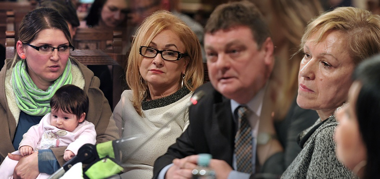 Uczniów ubywa, więc czeka nas łączenie i likwidacja szkół. Emocje i nerwy na debacie o edukacji