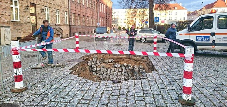 Na starówce zapadła się droga. Powstał potężny i głęboki lej. Wstrzymano ruch pojazdów
