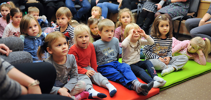 Baśniowe spotkanie z aktorką elbląskiego teatru. W bibliotece Nad Jarem czytano Królewnę Śnieżkę