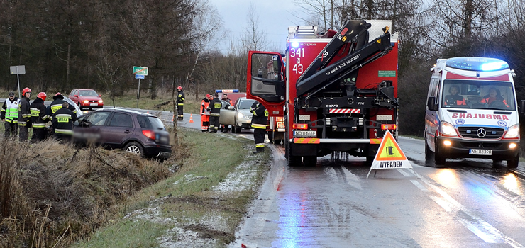 Łęczycka: Śliska wylotówka z Elbląga. Auto z kobietą i dzieckiem w rowie