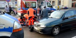 Tysi�clecia: potr�cenie na przej�ciu. Kobieta przechodzi�a po pasach na czerwonym �wietle