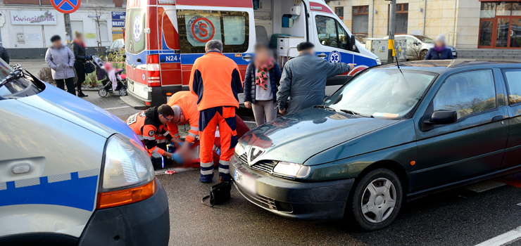 Tysiclecia: potrcenie na przejciu. Kobieta przechodzia po pasach na czerwonym wietle