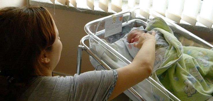 Od stycznia wchodzi nowe świadczenie rodzicielskie. Co miesiąc rodziny dostaną 1 tys. zł