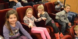 Mogli p�j�� do teatru, bo dostali bilety w prezencie. "To jest dla nas wa�ne, bo mamy s�aby bud�et na kultur�"