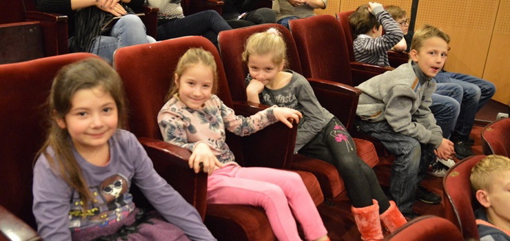 Mogli pójść do teatru, bo dostali bilety w prezencie. "To jest dla nas ważne, bo mamy słaby budżet na kulturę"