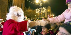 Staromiejska choinka rozb�ys�a �wi�teczn� iluminacj�. To preludium do Spotka� Elbl��an