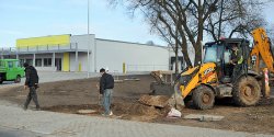 Pierwsza cz�� parku handlowego na Rawskiej gotowa. Otwarcie Biedronki nast�pi wiosn�