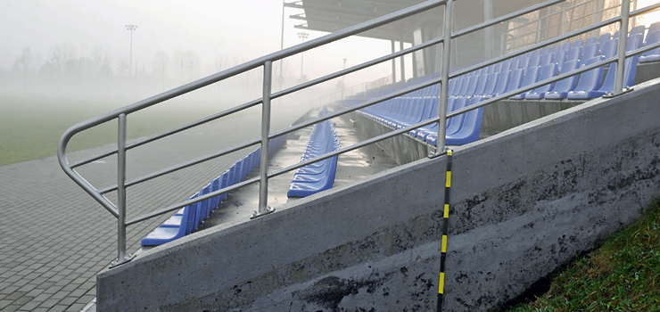 W kompleksie piłkarskim na Skrzydlatej odkryto wady budowlane. Trzeba naprawić trybunę i chodnik