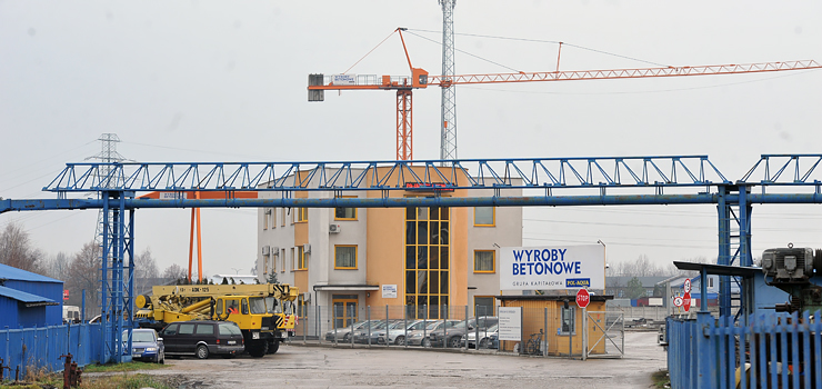 Znamy szczegy tragicznego wypadku na terenie fabryki domw. Zmary by prawdopodobnie pijany i pracowa "na czarno"
