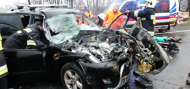 Wypadek na obwodnicy Elbląga. Ciężko rannego kierowcę z pojazdu wydostali strażacy