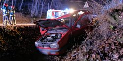 Wypadek na DW503: golfem wpadli do przydro�nego rowu. Dwie poszkodowane osoby w szpitalu